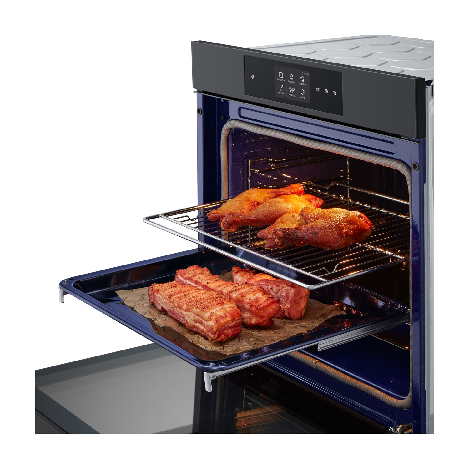 Un forno con due griglie contenenti cosce di pollo e pancetta di maiale.