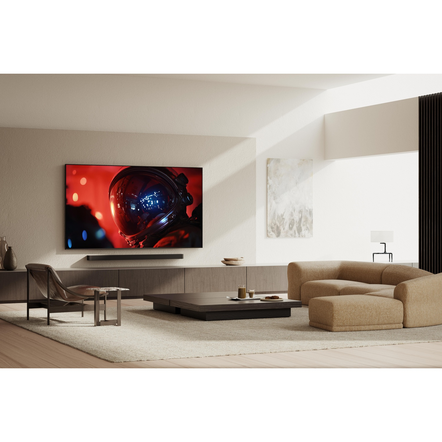 Moderne woonkamer met grote tv die astronautenafbeelding toont.