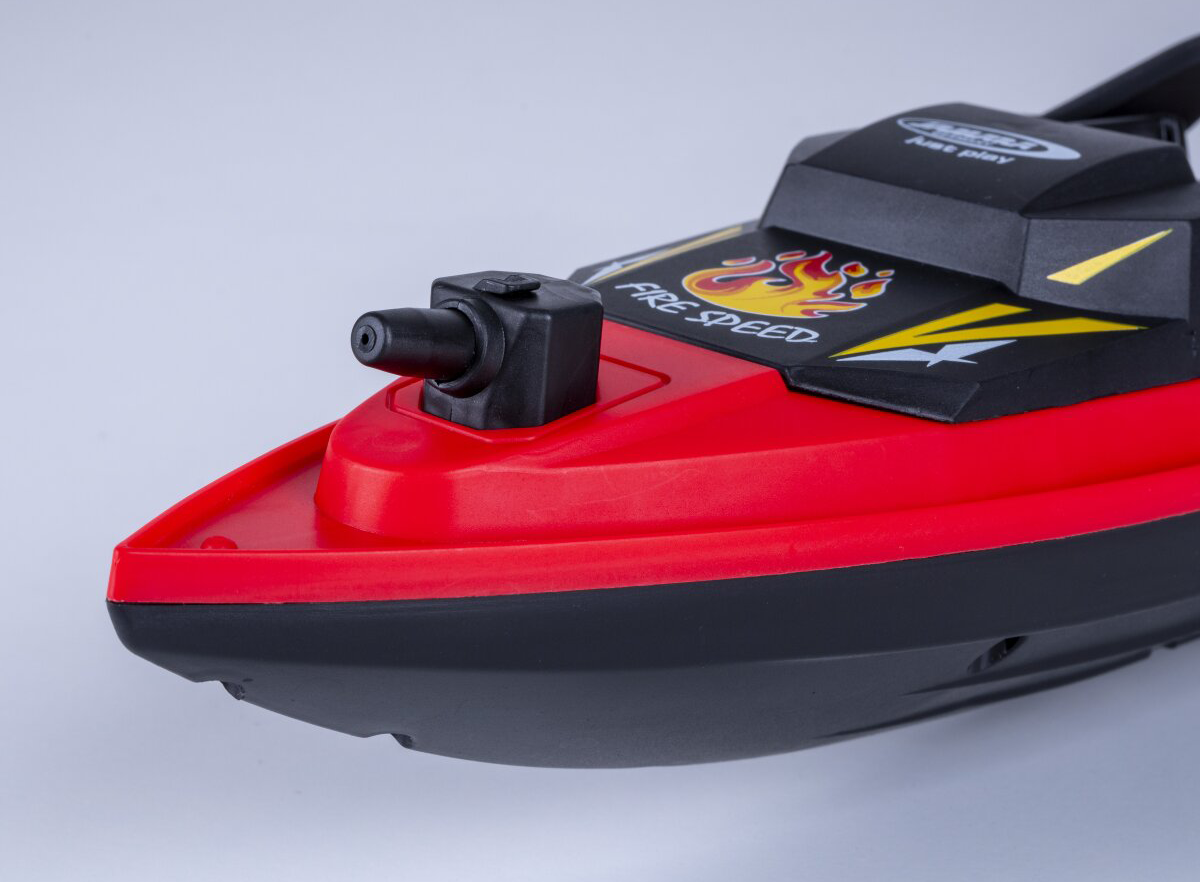 Egy piros és fekete játékcsónak láng- és 'FIRE SPEED' matricákkal.