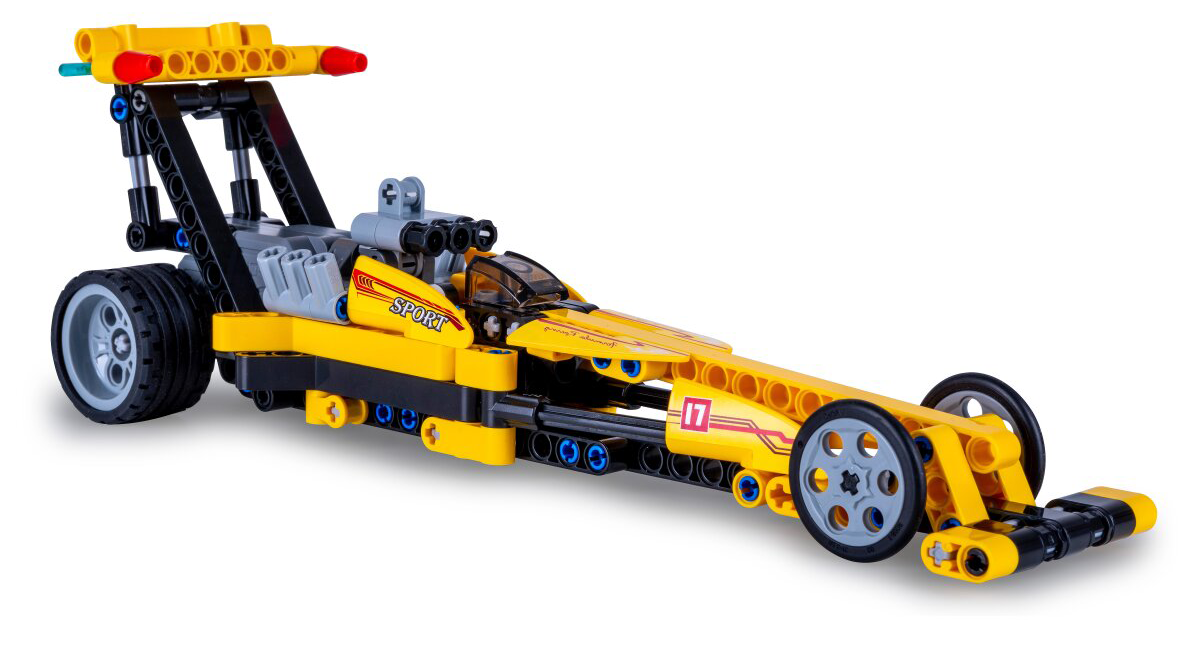 Egy sárga játék dragster fekete és szürke alkatrészekkel, 17-es számmal.