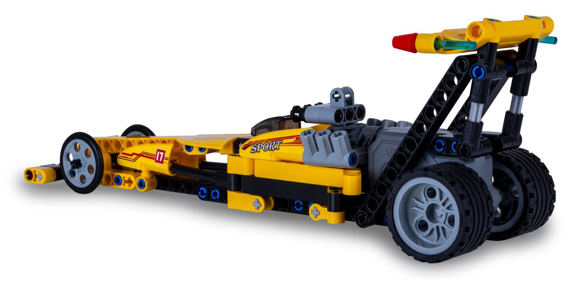 Egy sárga LEGO dragster szürke kerekekkel és fekete részletekkel.