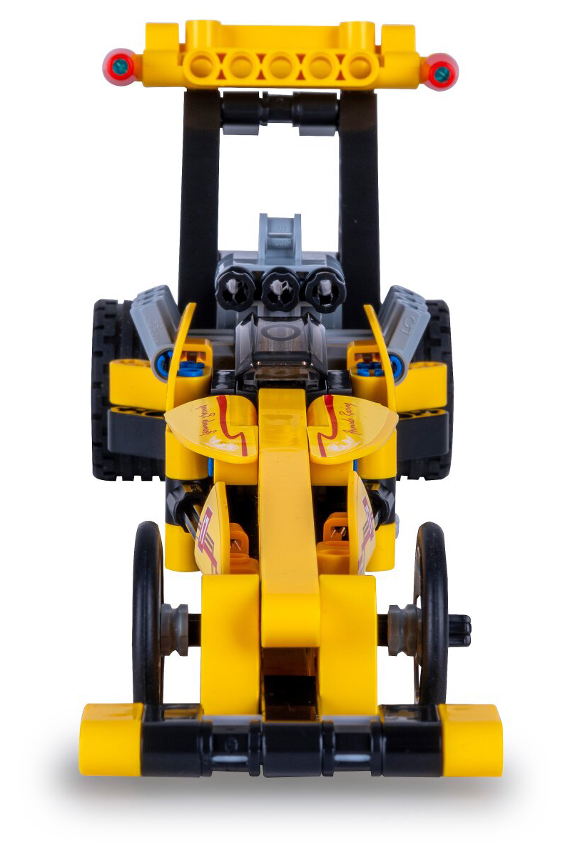 Egy sárga LEGO dragster játék három motorral és fekete kerekekkel.