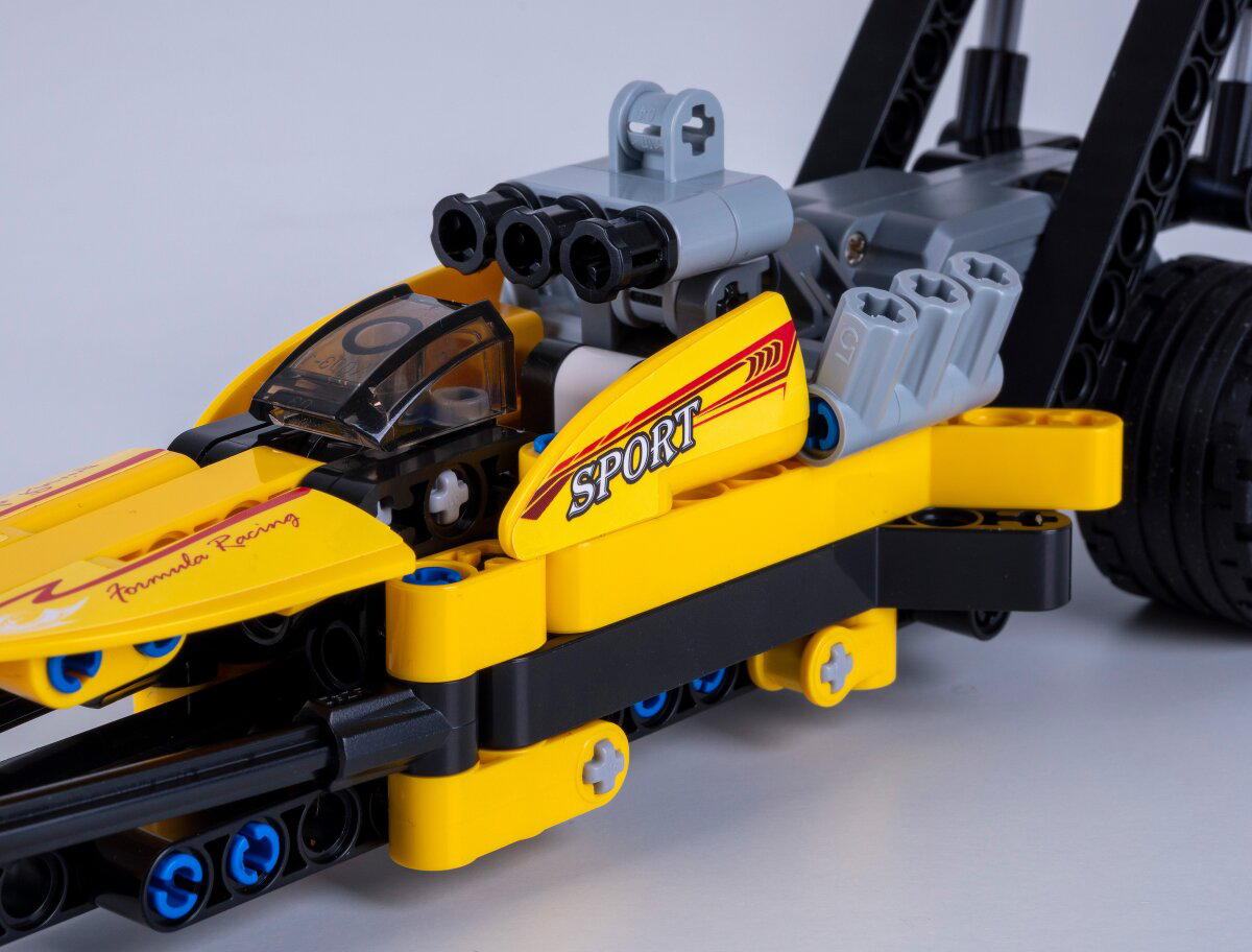 Sárga Lego versenyautó "Formula Racing" és "SPORT" felirattal. Részletes eleje.