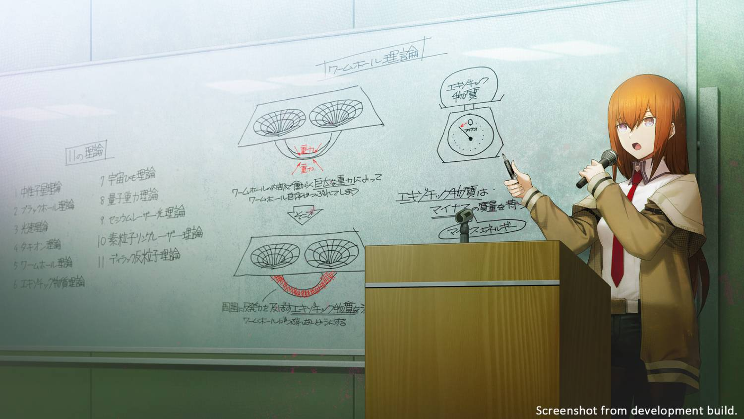 Una mujer de cabello naranja habla en un micrófono frente a una pizarra con diagramas de física.