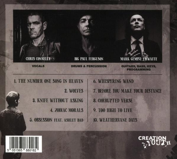 Rückseite eines Albums mit Bandfotos, Titelliste und Barcode.