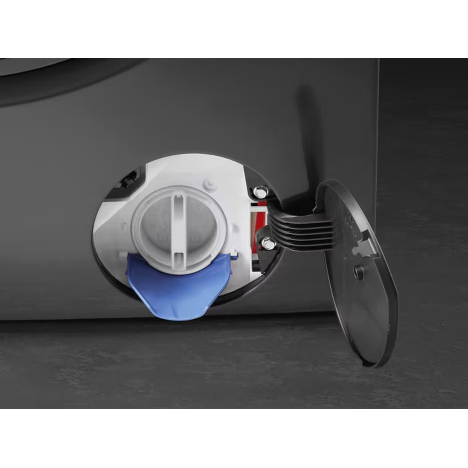 Close-up van een open wasmachine pompfilter met blauw handvat.