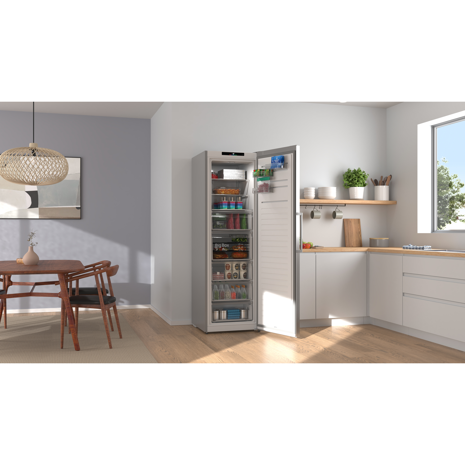Open koelkast in een lichte keuken met een eettafel en stoelen in de buurt.