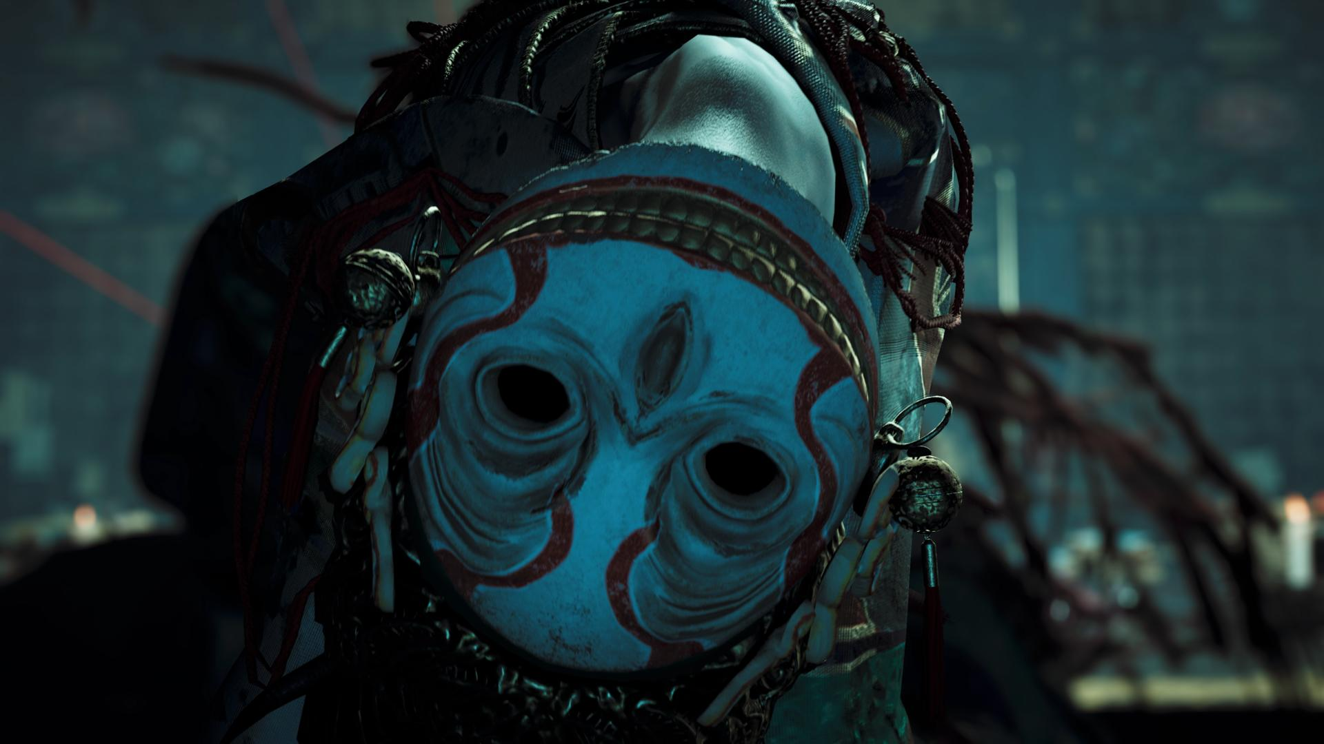Eine Person mit einer blauen Maske mit roten Verzierungen, die nach unten hängt.
