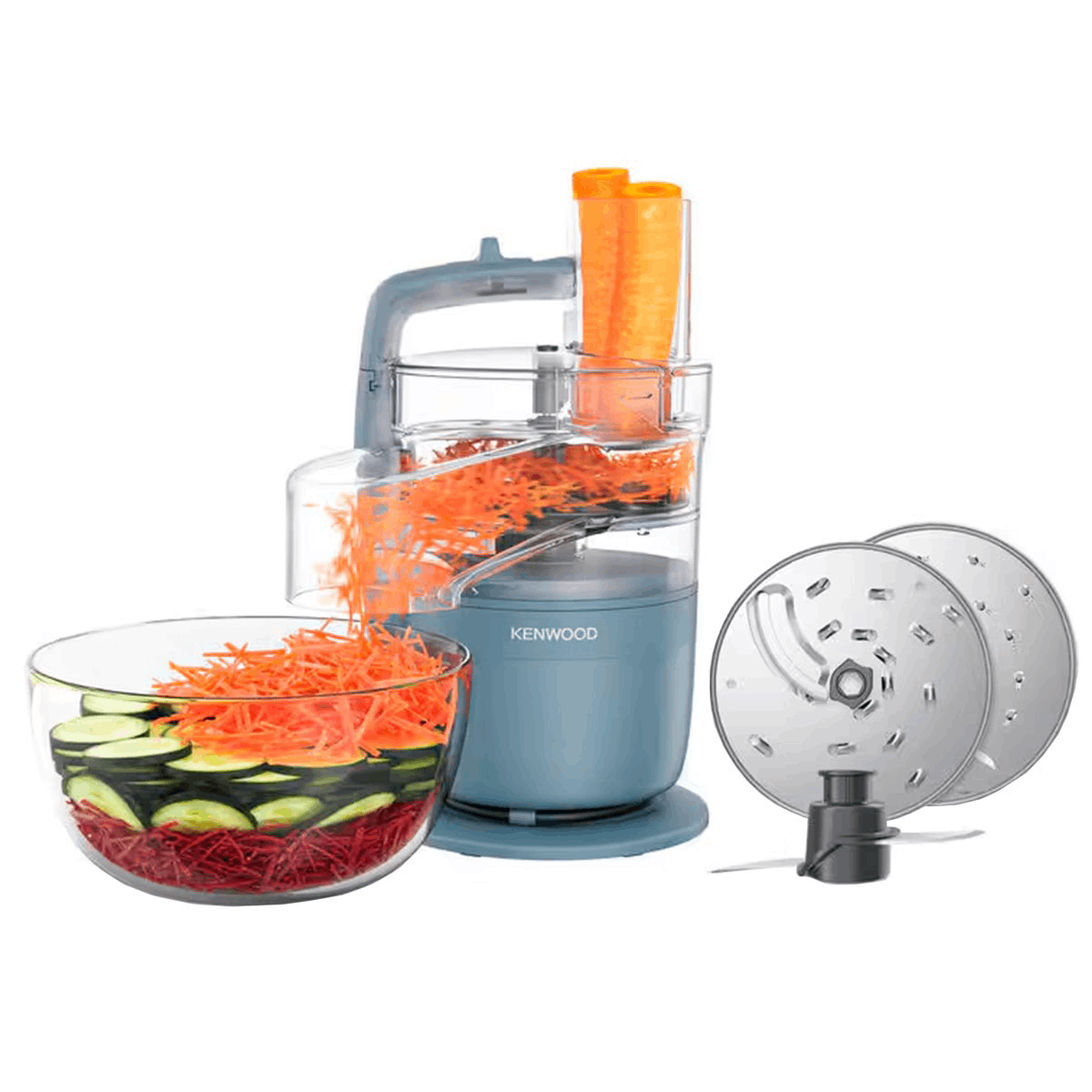 Un procesador de alimentos Kenwood azul con zanahorias ralladas y calabacín y remolacha en rodajas.