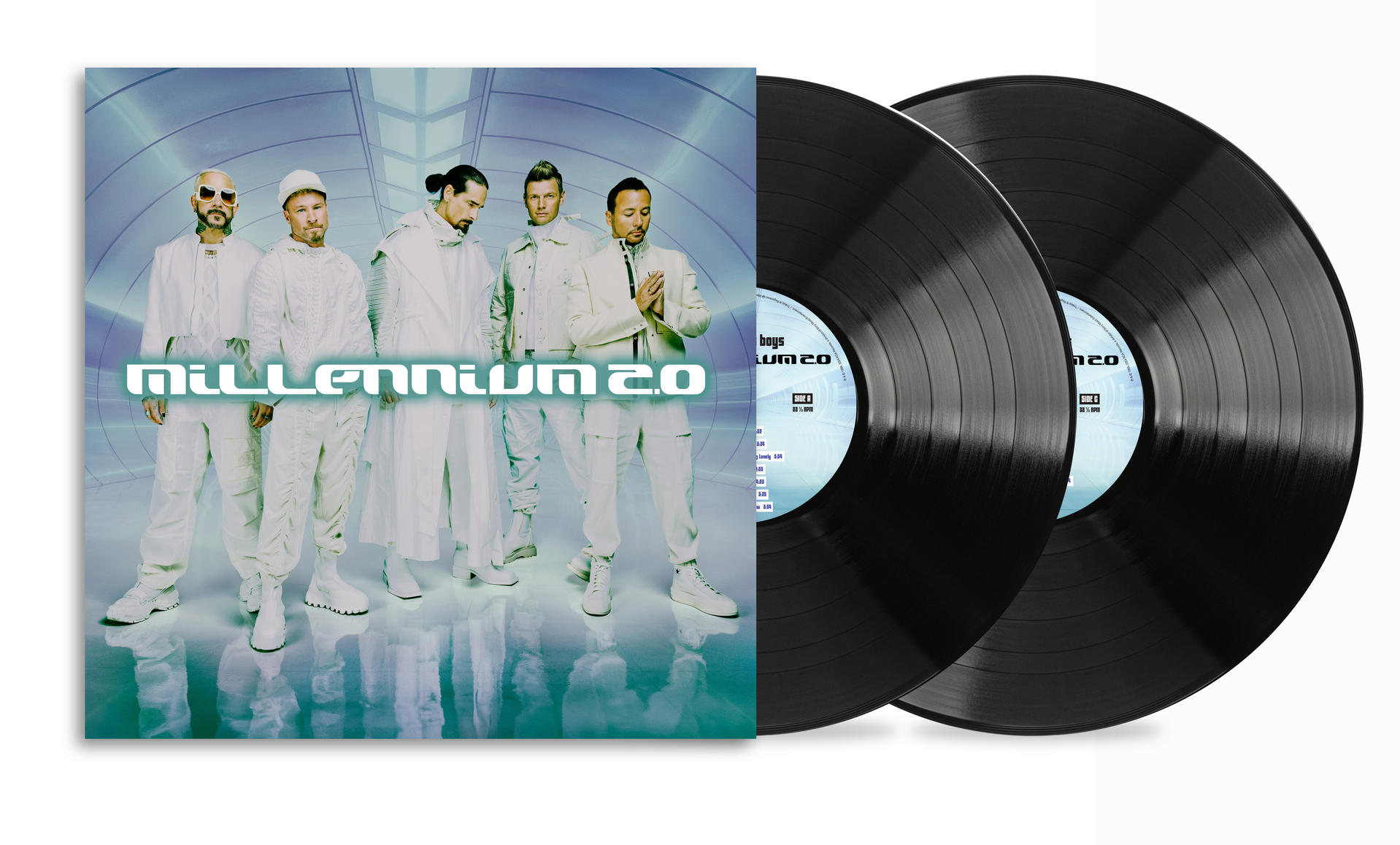 Fünf Männer in weißen Outfits stehen vor futuristischer Kulisse, daneben zwei Schallplatten.