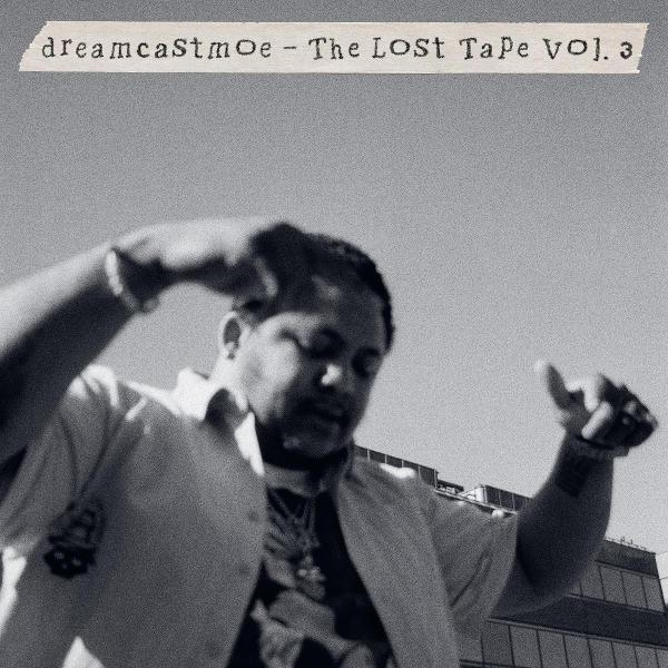 Mann mit erhobenen Armen, Text "dreamcastmoe - The LOST Tape VOL. 3" oben.