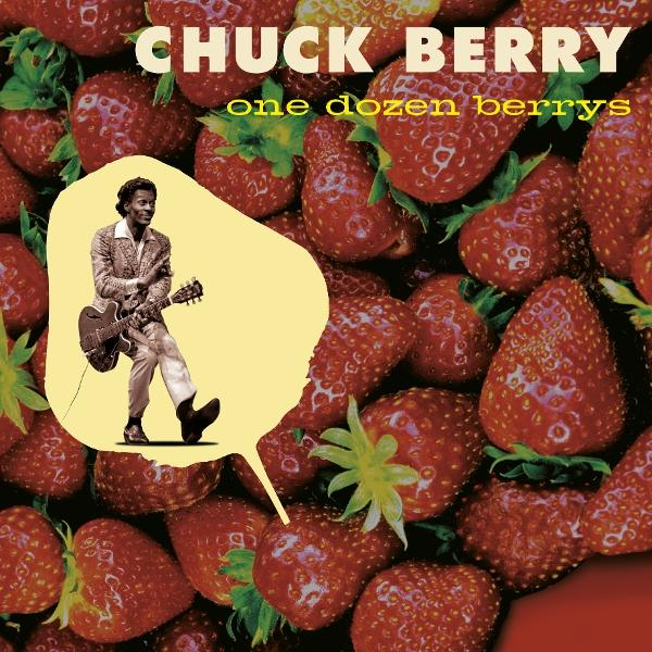 Chuck Berry spielt Gitarre vor einem Hintergrund aus vielen roten Erdbeeren.