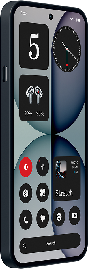 Egy okostelefon kijelző widgeteket mutat: óra, AirPods, naptár és alkalmazás ikonok.