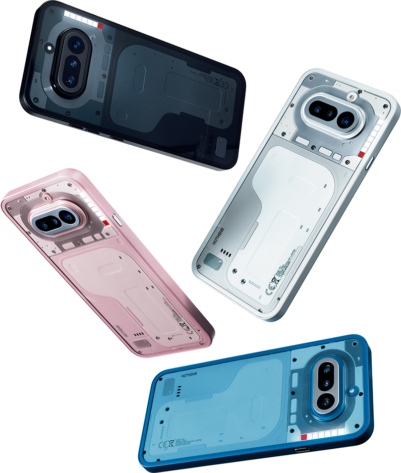 Négy átlátszó telefon fekete, rózsaszín, fehér és kék színben, belső alkatrészekkel.