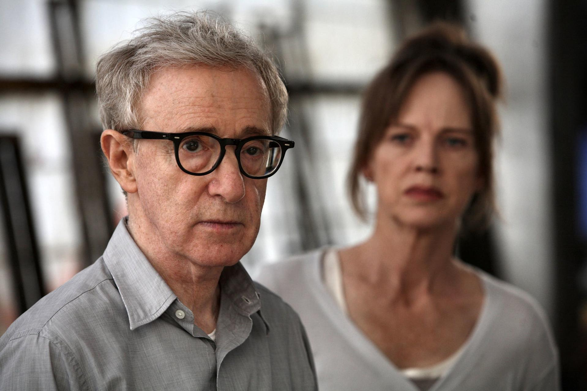 Ein älterer Mann mit Brille und ein unscharfer Mann im Hintergrund.
