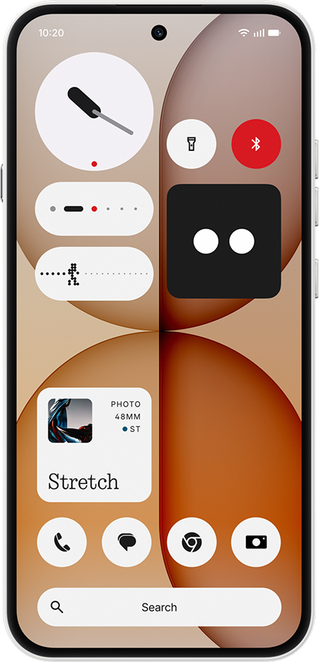 Telefonképernyő widgetekkel: óra, zseblámpa, Bluetooth, fotó widget és keresősáv.