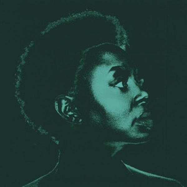 Porträt einer jungen schwarzen Frau mit Afro, im Profil nach rechts blickend, in Türkis auf dunklem Grund.