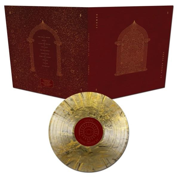 Eine goldmarmorierte Schallplatte liegt vor einer roten Hülle mit goldenen Verzierungen.