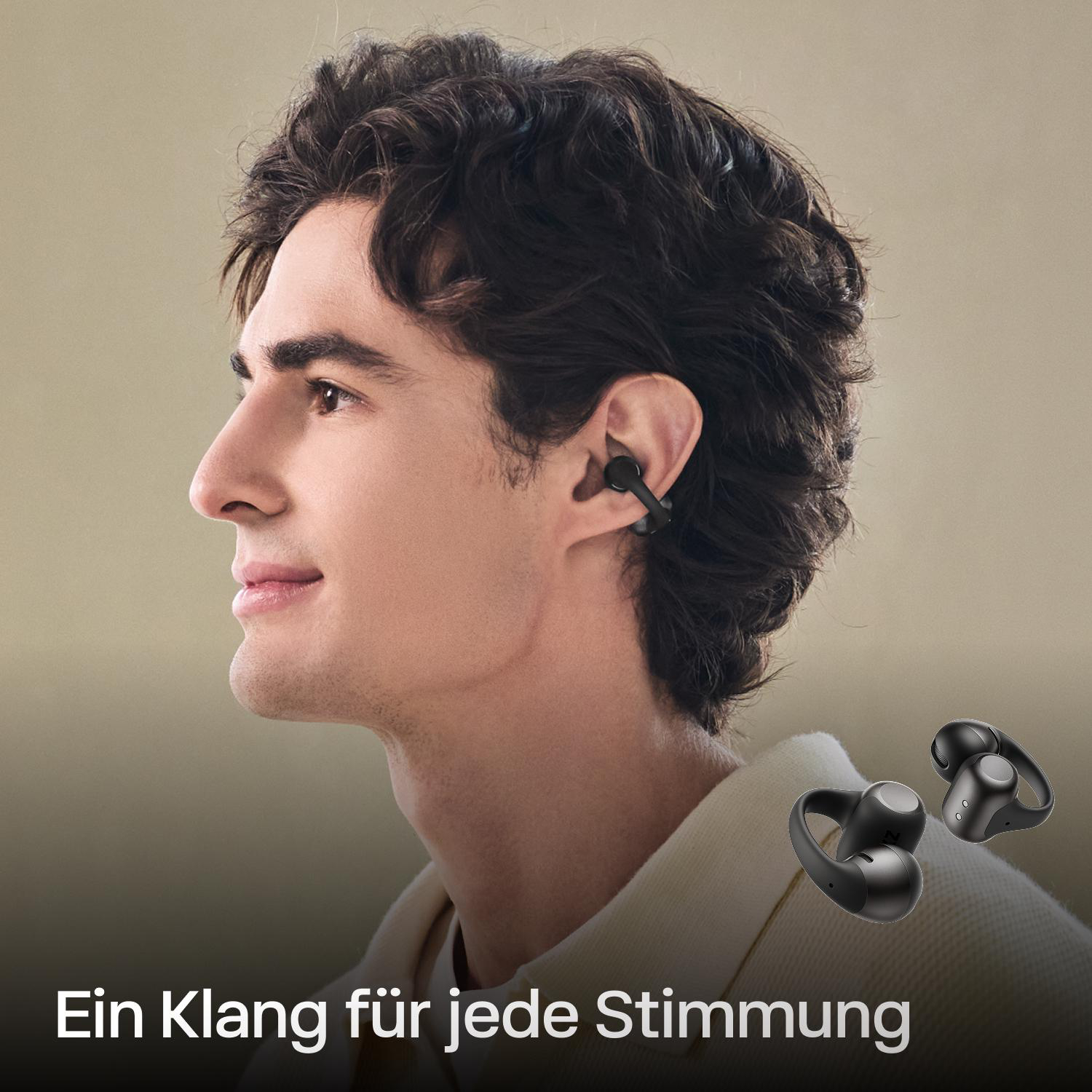 Mann mit schwarzen Ohrhörern im Ohr und zwei weiteren im Vordergrund.