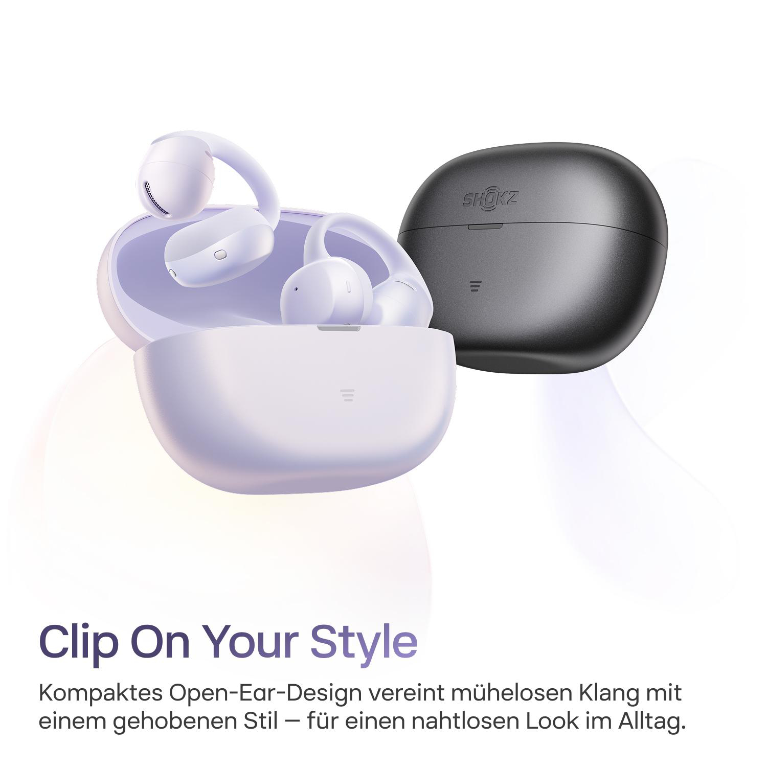 Weiße Open-Ear-Kopfhörer in einer lila Hülle neben einer dunkelgrauen Ladehülle.
