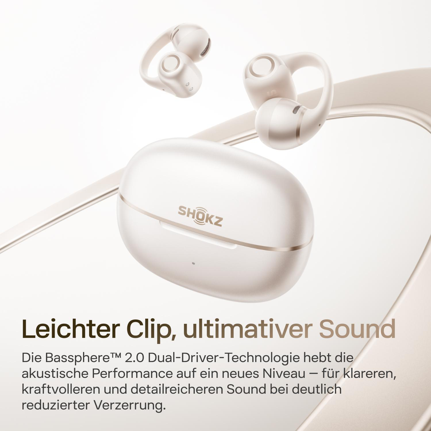 Weiße Shokz Kopfhörer und Ladecase auf hellem Hintergrund. Text: Leichter Clip, ultimativer Sound.