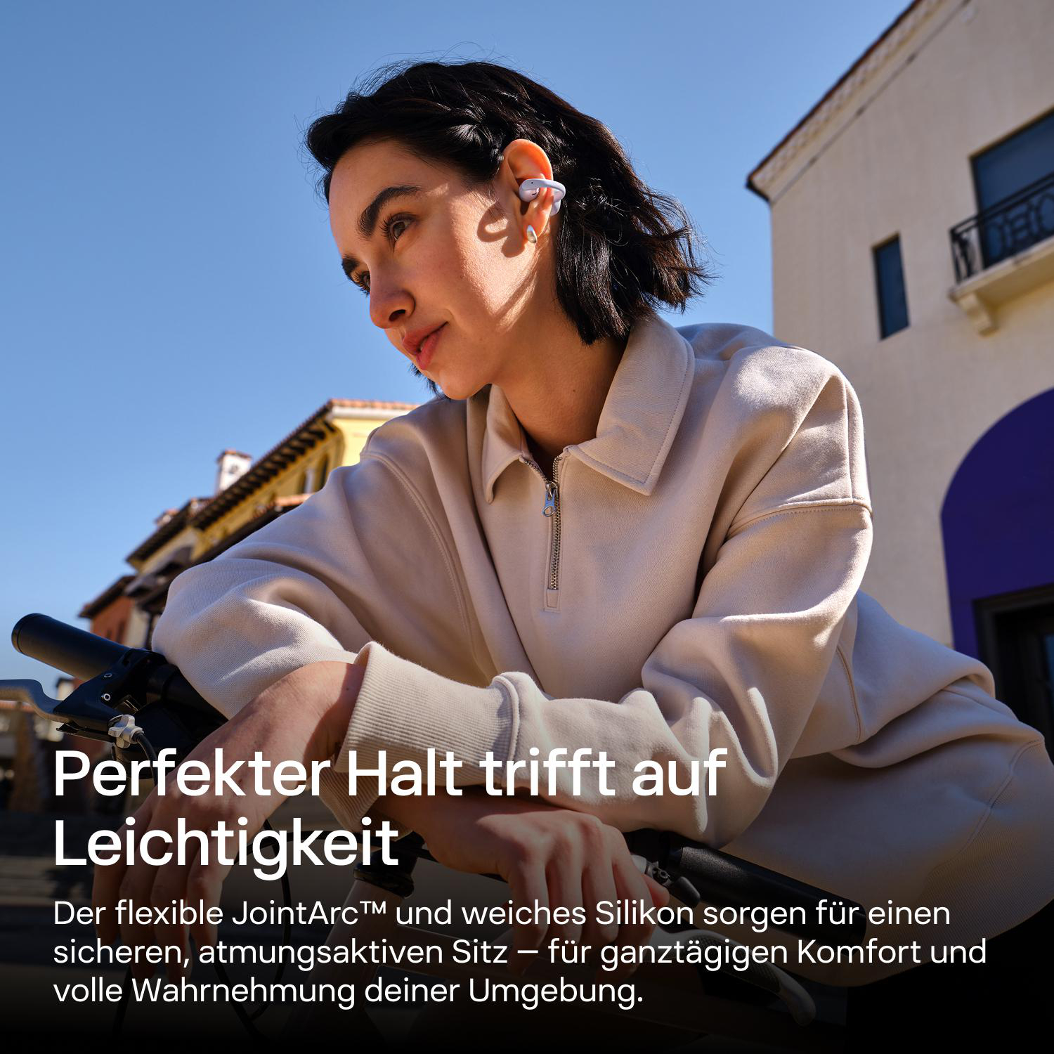 Frau mit Ohrhörern lehnt an Fahrradlenker, Text über Halt und Leichtigkeit.