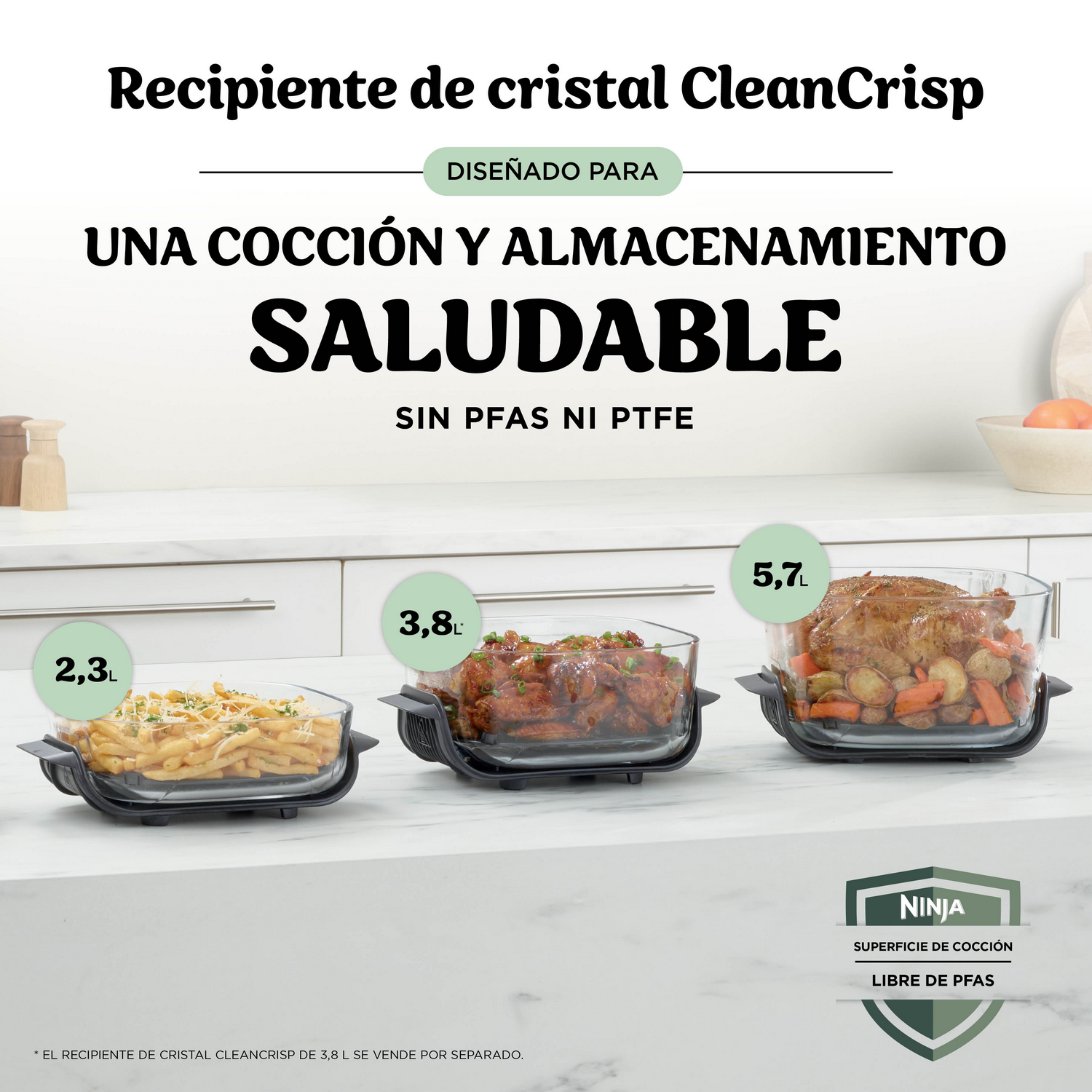 Tres recipientes de cristal con comida en una encimera. Izquierda: 2,3L pasta. Centro: 3,8L pollo. Derecha: 5,7L pollo asado.