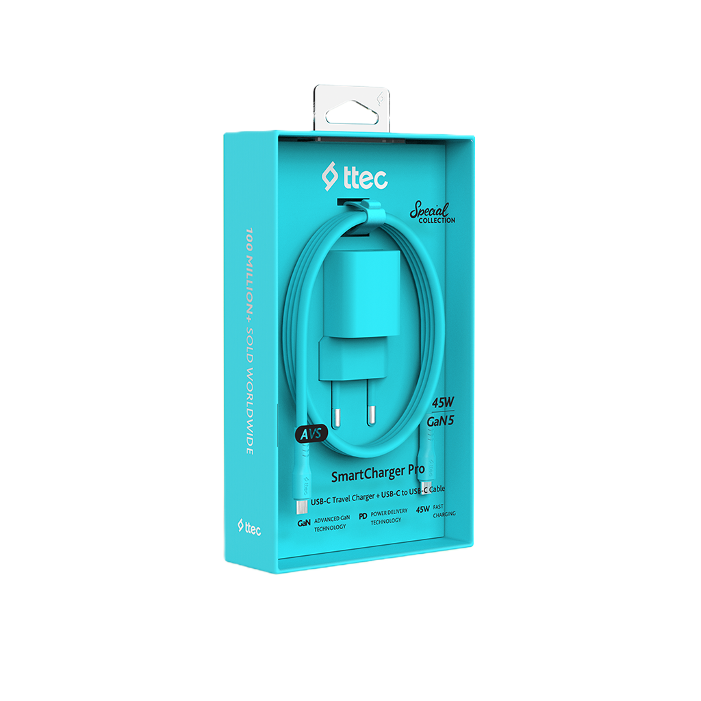 Ttec SmartCharger Pro, 45W GaN5 USB-C şarj cihazı ve kablosu olan camgöbeği kutu.