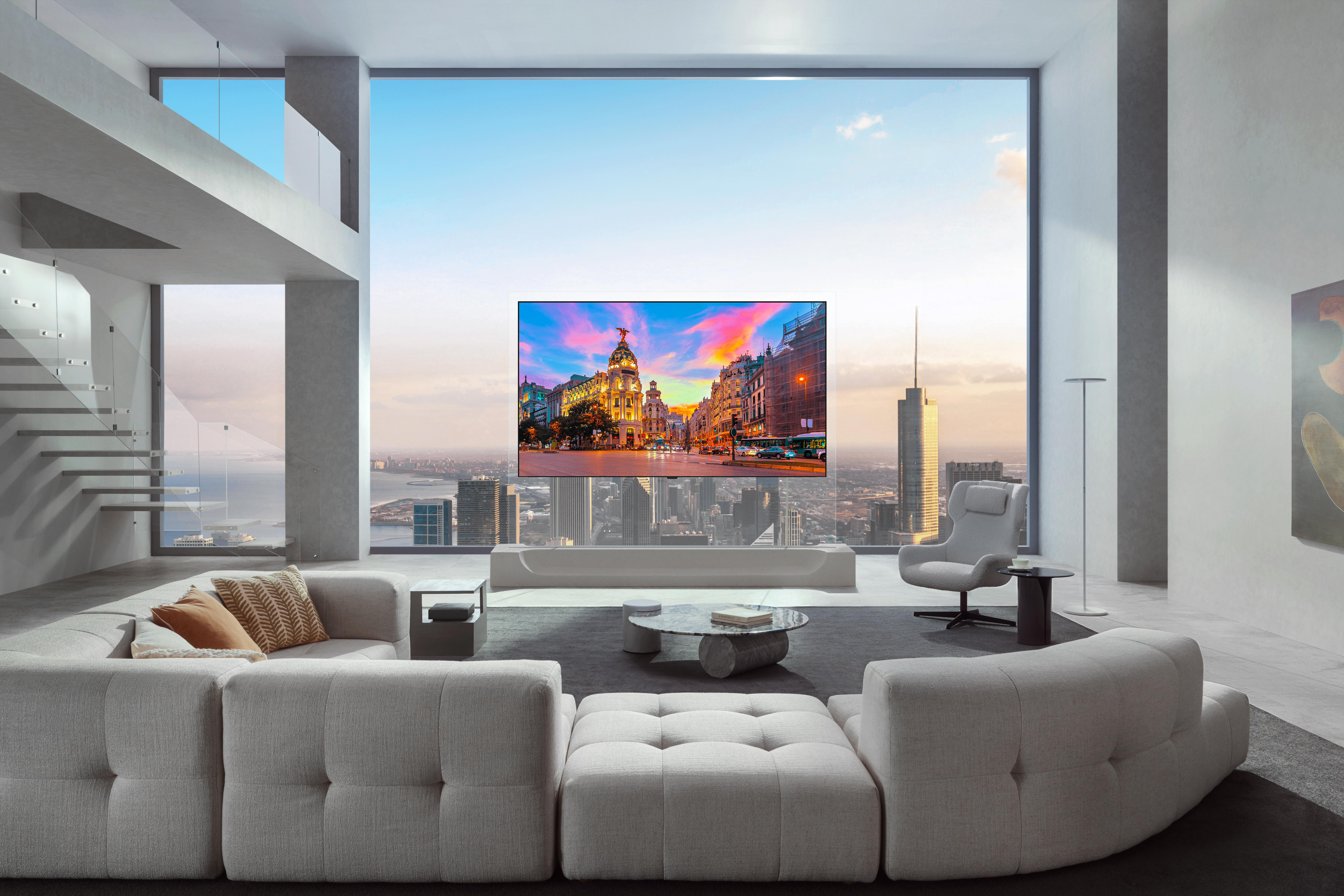 Luxuriöses Wohnzimmer mit Großbildfernseher, der eine Stadtansicht zeigt.