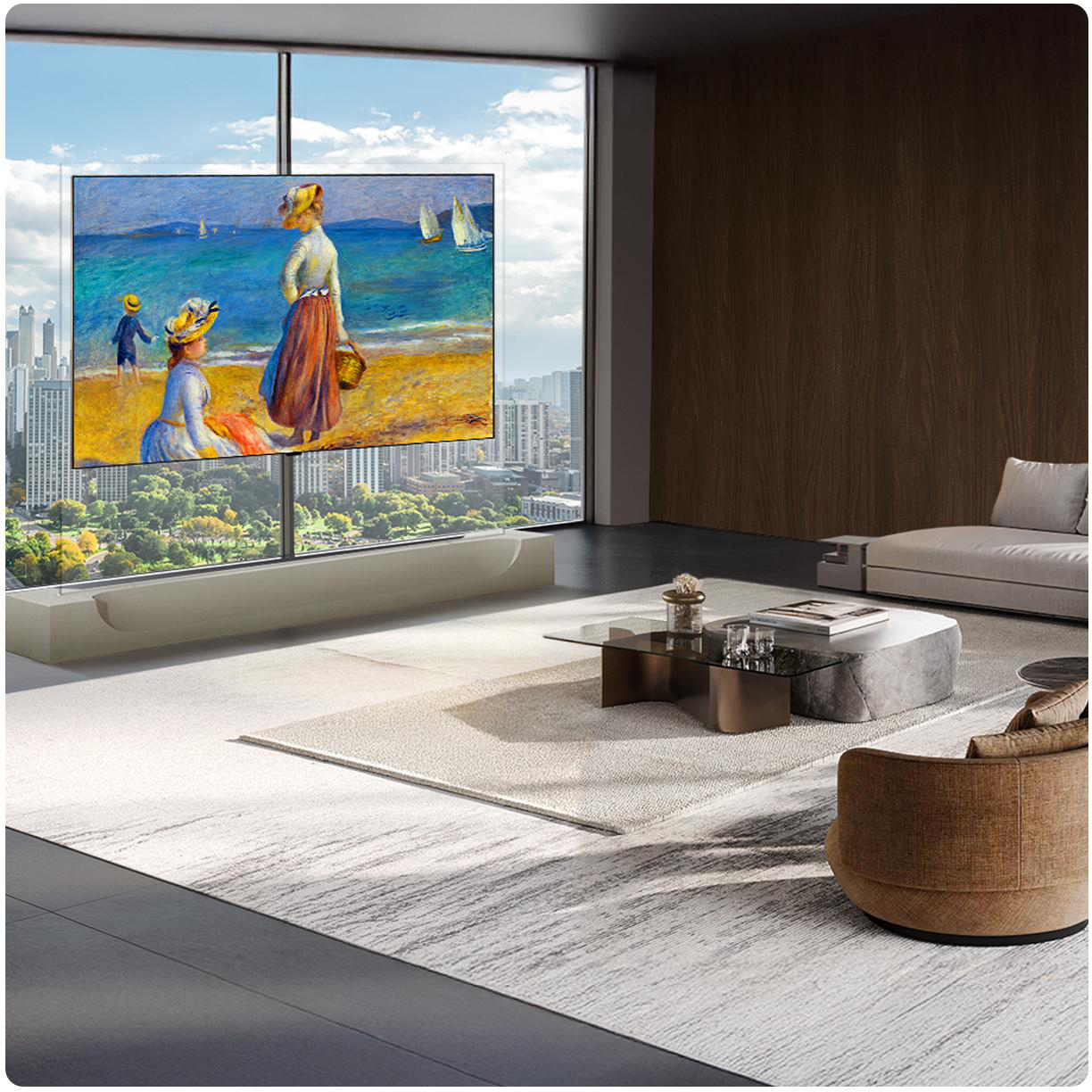 Ein Gemälde von Menschen am Strand mit Segelbooten wird auf einem Fernseher in einem modernen Wohnzimmer gezeigt.