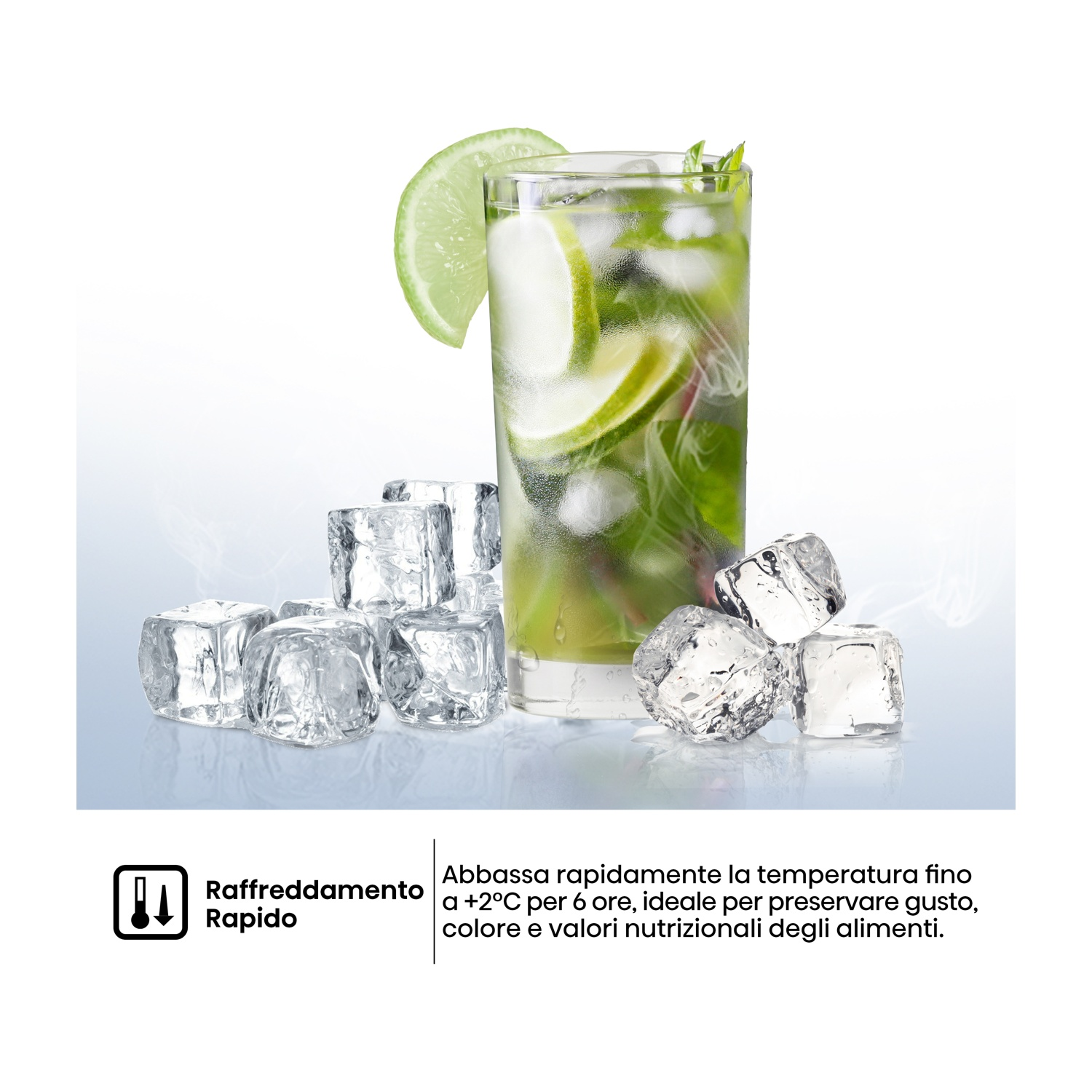 Un bicchiere di bevanda guarnito con lime, circondato da cubetti di ghiaccio.