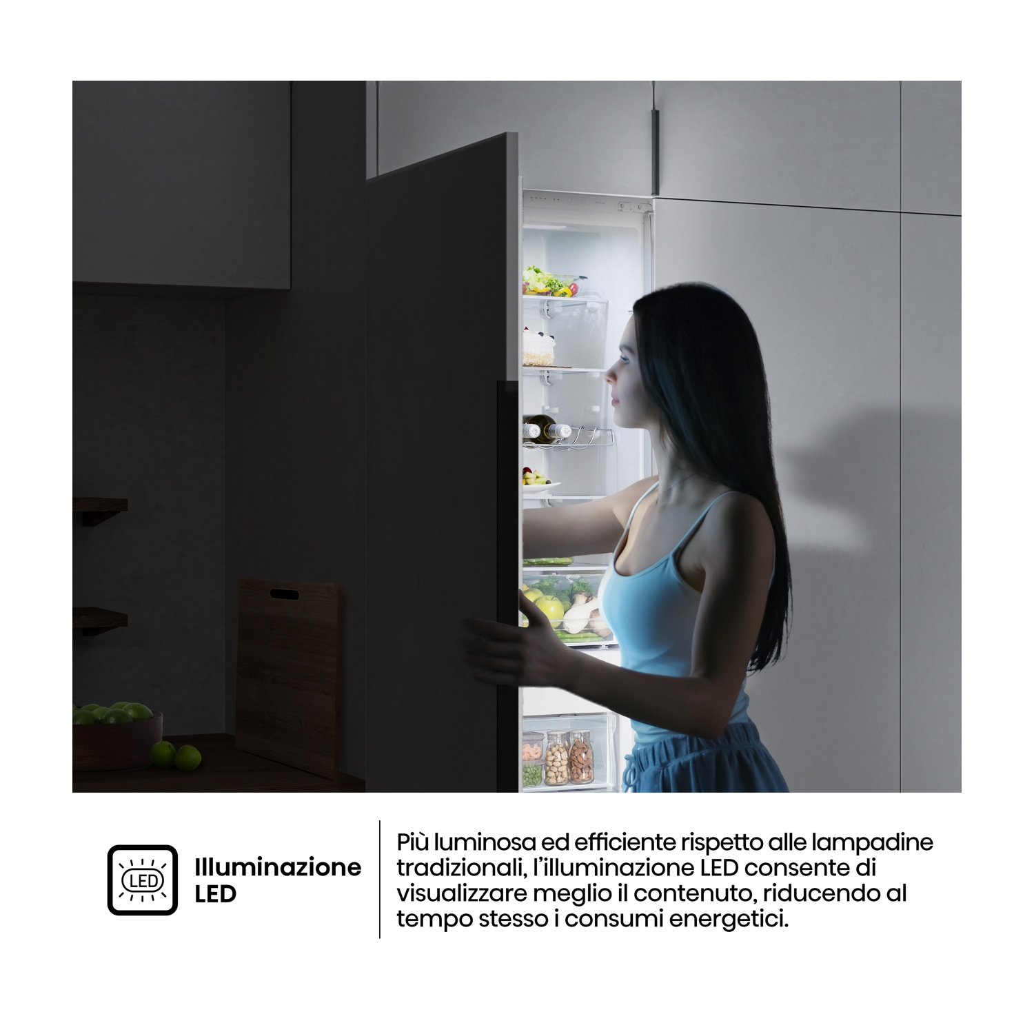 Una donna apre un frigorifero illuminato che rivela cibi al suo interno.