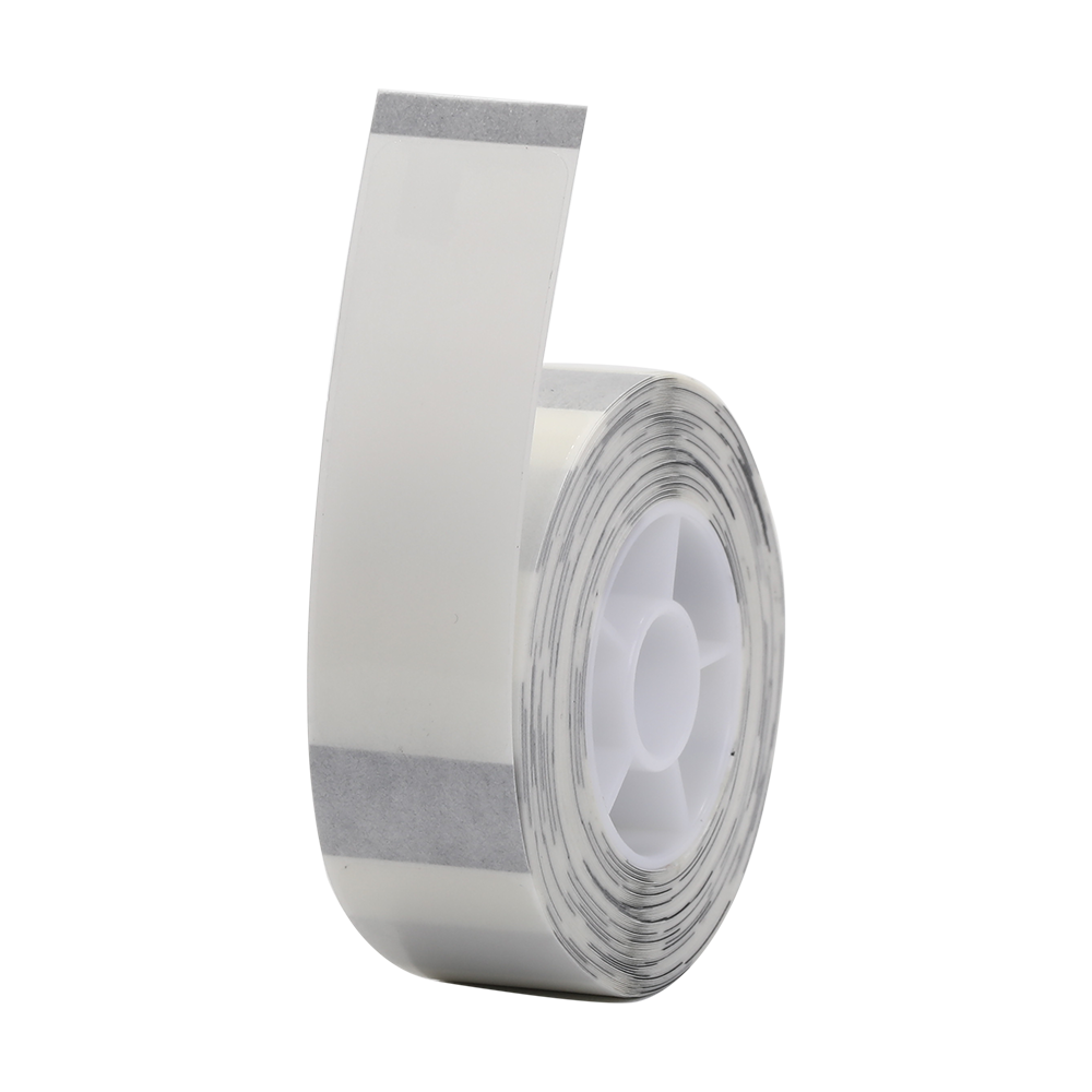 Eine Rolle transparentes doppelseitiges Klebeband auf einer weißen Plastikspule, mit sichtbarem grauen Streifen.
