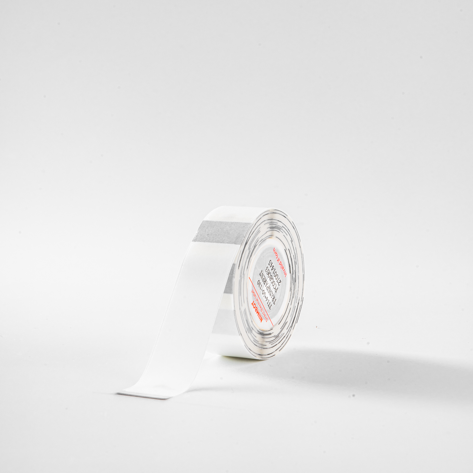 Eine Rolle weißes Thermopapier mit schwarzem Text auf dem Kern.