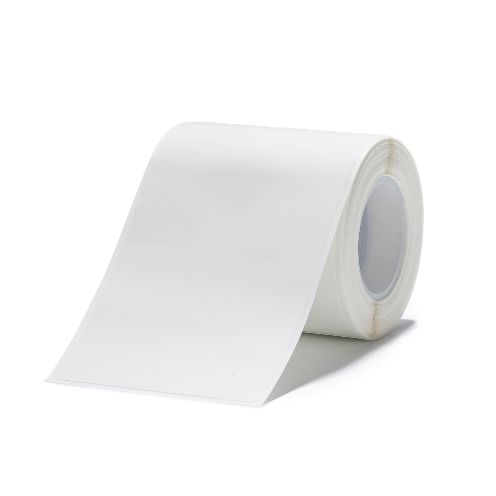 Eine weiße Rolle mit Klebeetiketten, die auf einem weißen Hintergrund liegt.