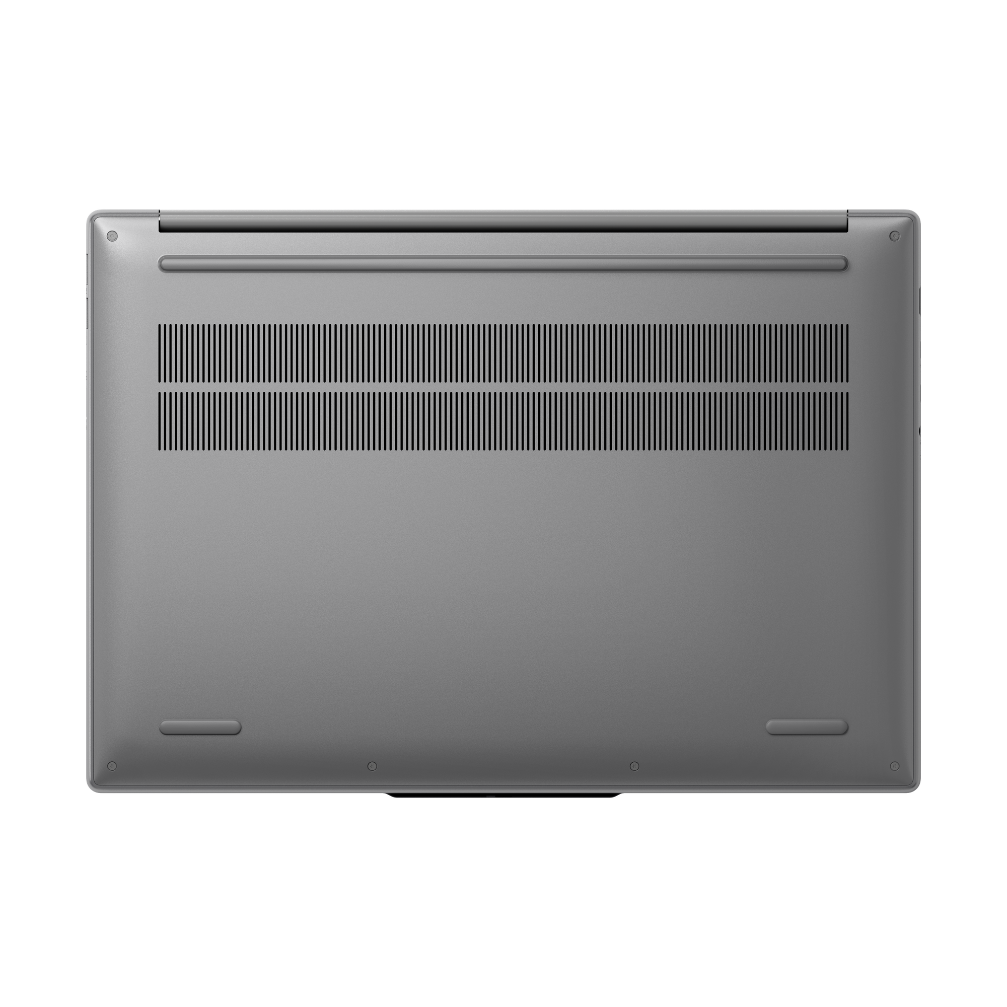Unterseite eines silbernen Laptops mit Lüftungsschlitzen und Gummifüßen.