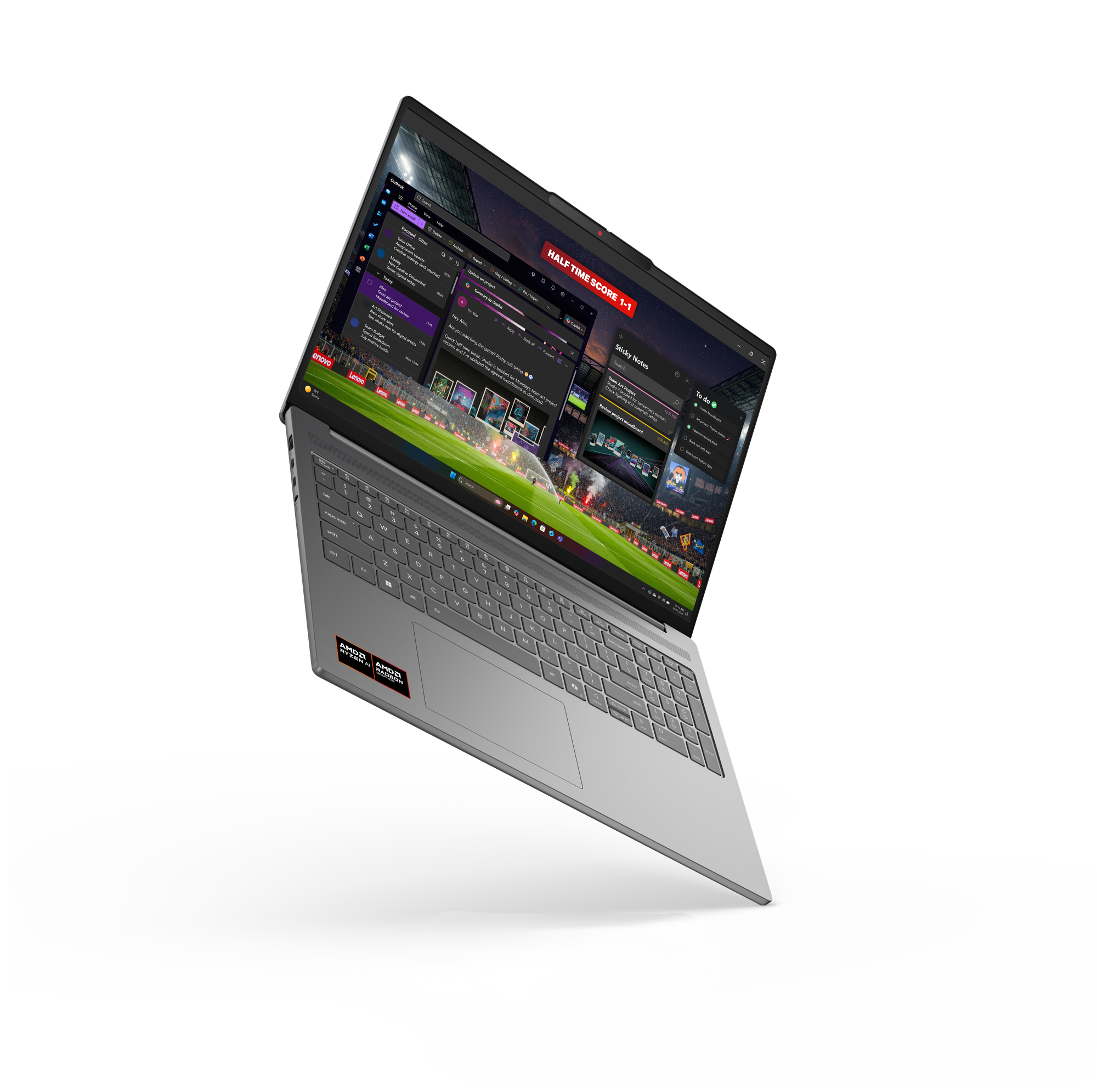 Ein silberner Laptop mit geöffnetem Bildschirm, der ein Fußballspiel und E-Mails anzeigt.
