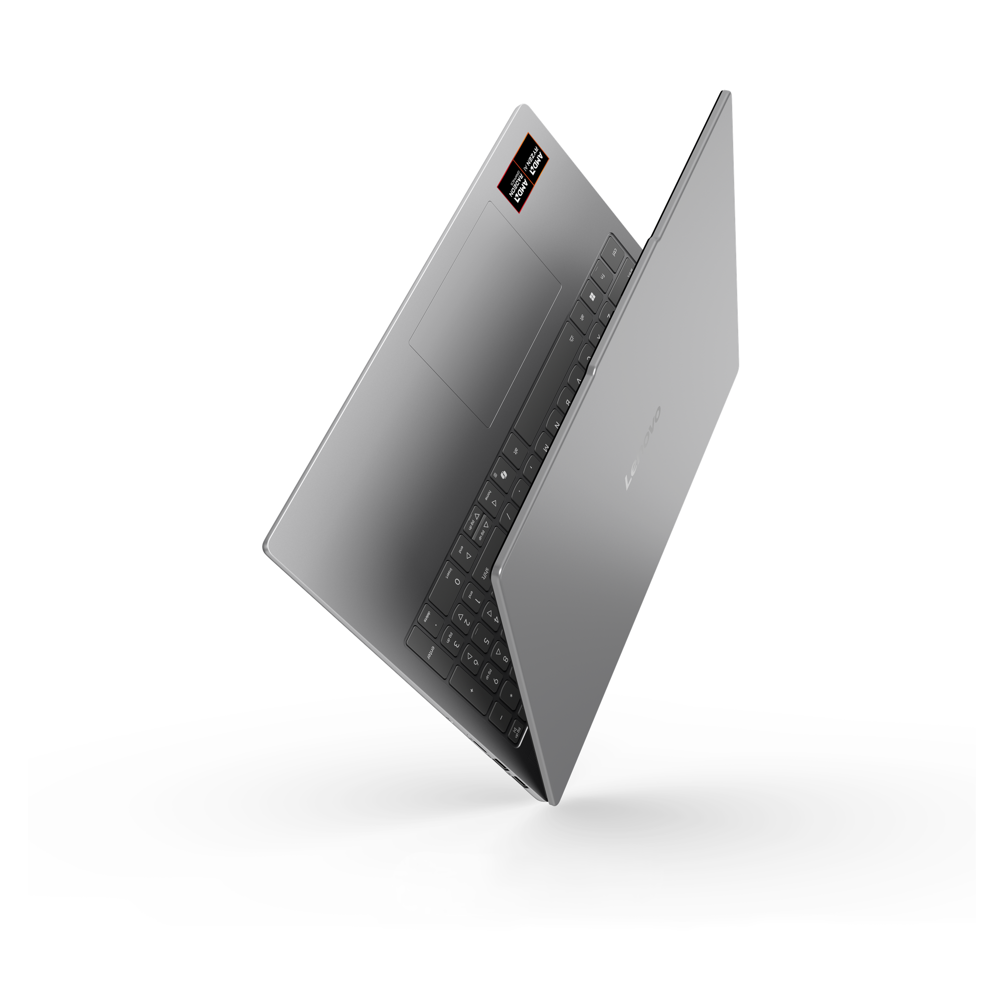 Ein silberner Laptop mit AMD Ryzen AI Radeon Aufkleber auf schwarzem Hintergrund.