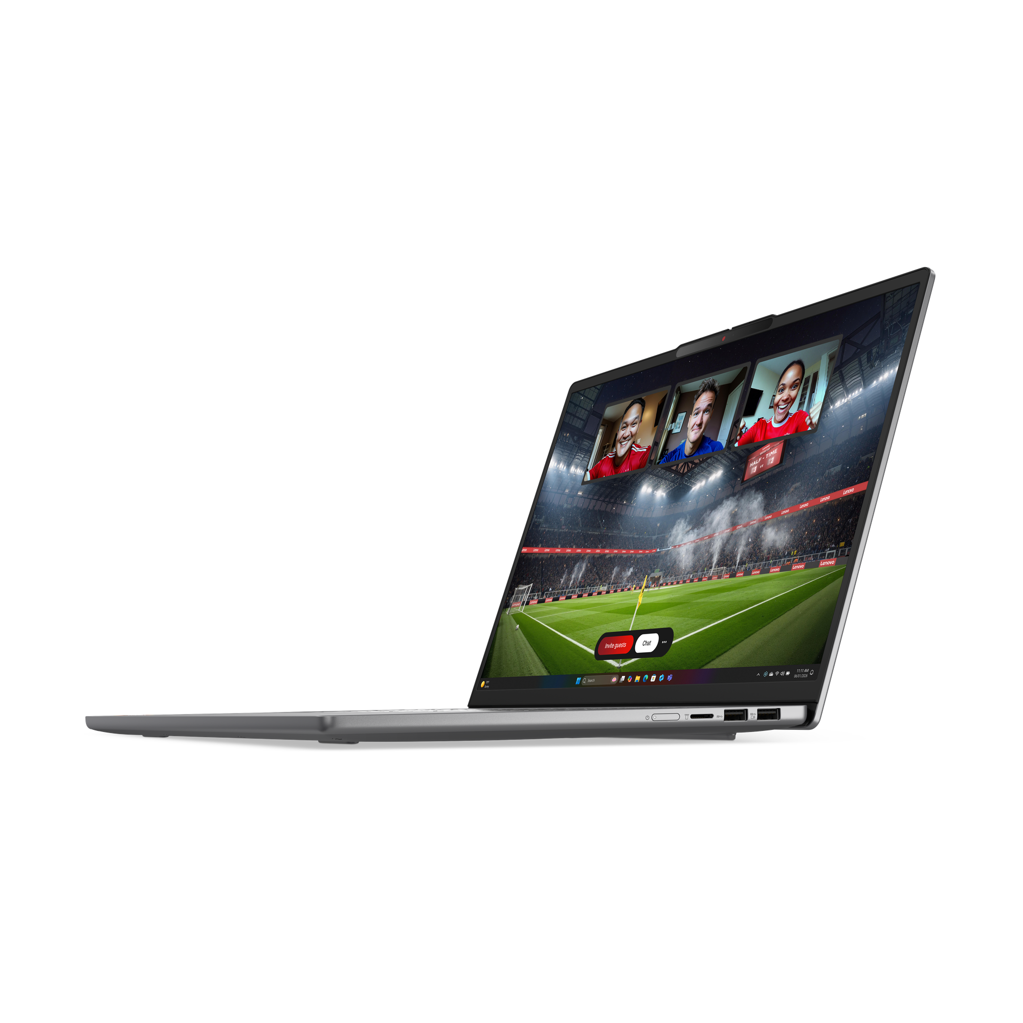 Laptop zeigt ein Fußballspiel mit drei Personen im Videocall. Schwarzer Hintergrund.