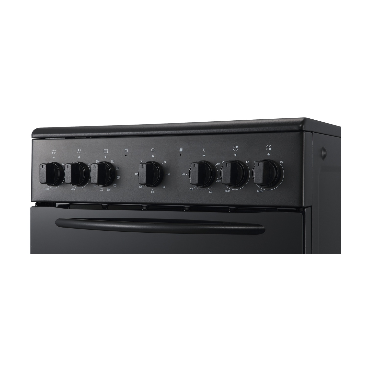 Primo piano di un pannello di controllo del forno nero con cinque manopole e indicatori di temperatura.