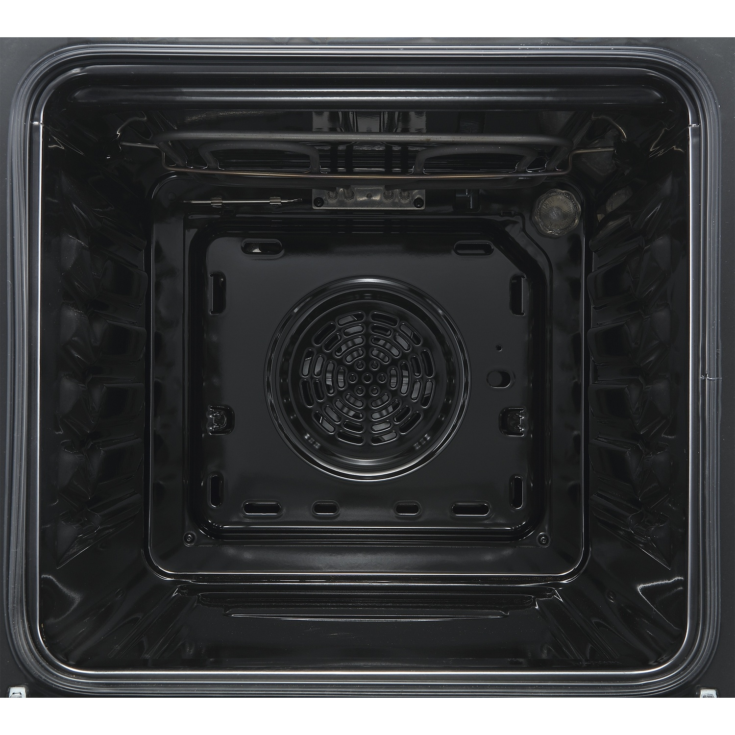 Interno di un forno nero pulito con ventola ed elementi riscaldanti.