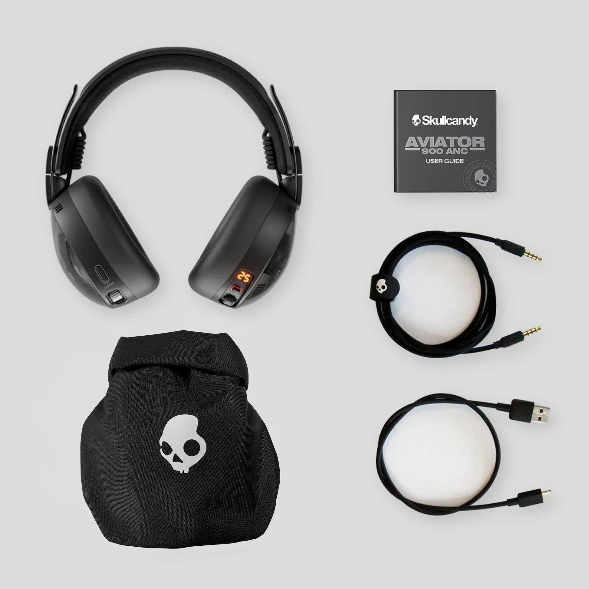Fekete Skullcandy fejhallgató tartozékokkal: tasak, audiokábel, USB-C kábel és kézikönyv.