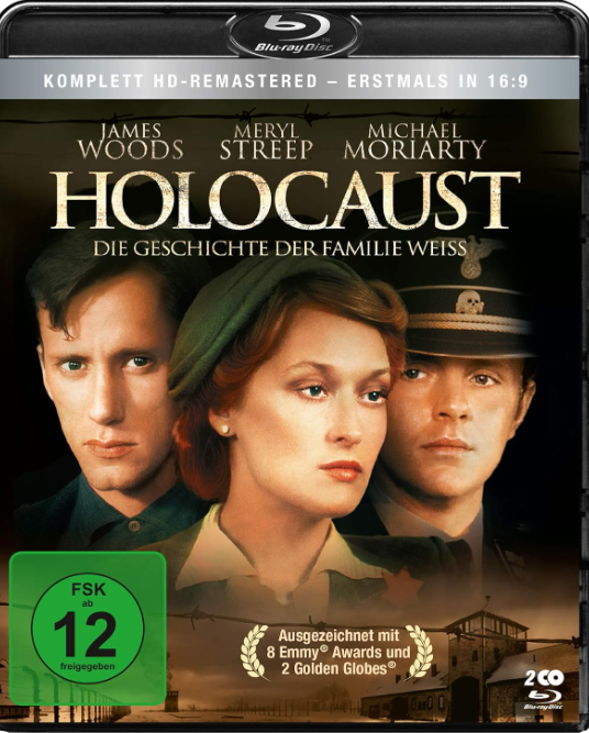Blu-ray Cover: Drei Personen, "Holocaust" Titel. Hinten KZ-Gebäude.