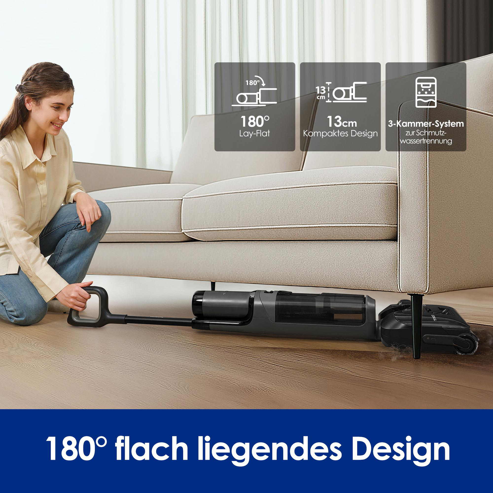 Eine Frau kniet neben einem Sofa und benutzt einen flach liegenden Staubsauger.