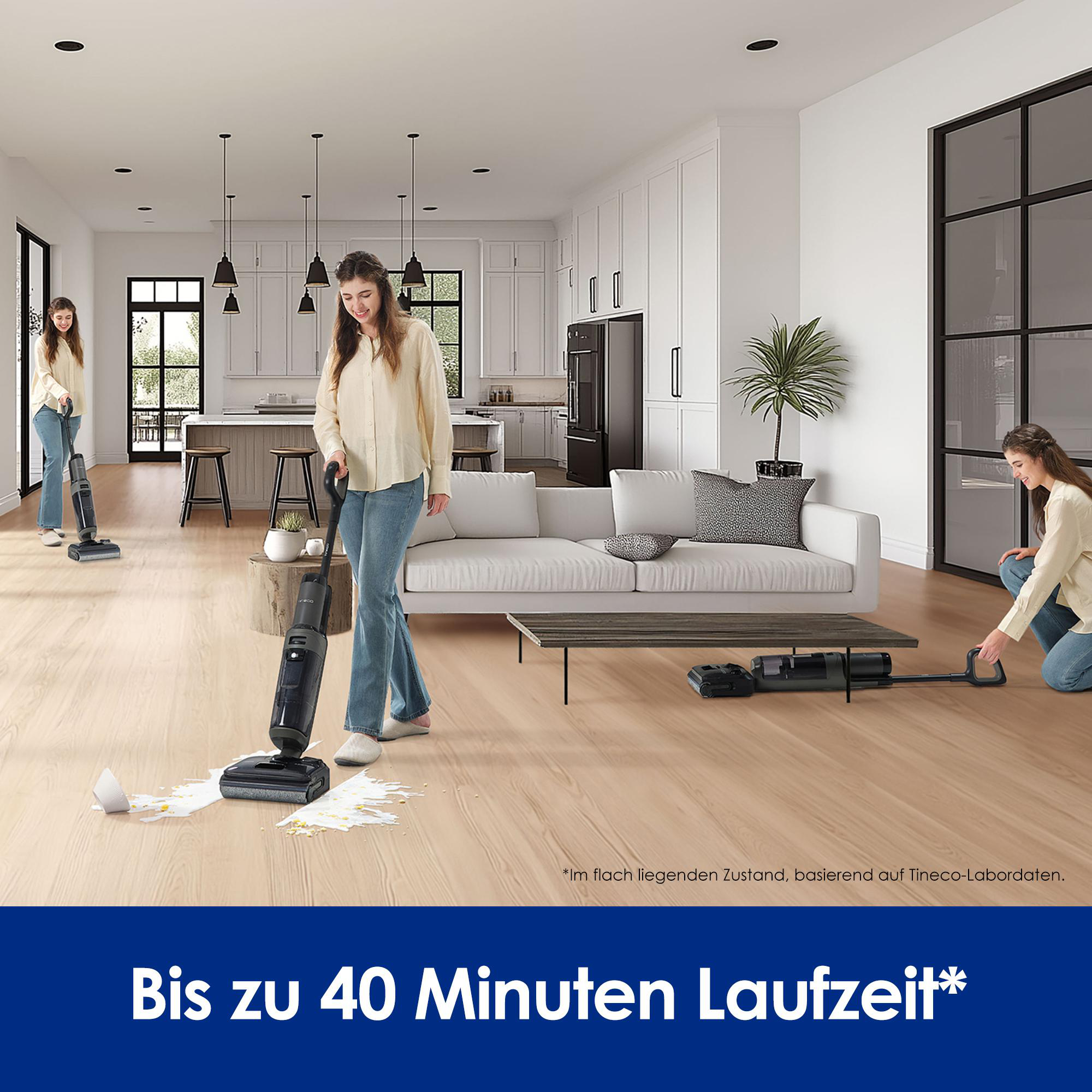 Drei Frauen reinigen mit Staubsaugern einen hellen Wohnbereich mit Küche.