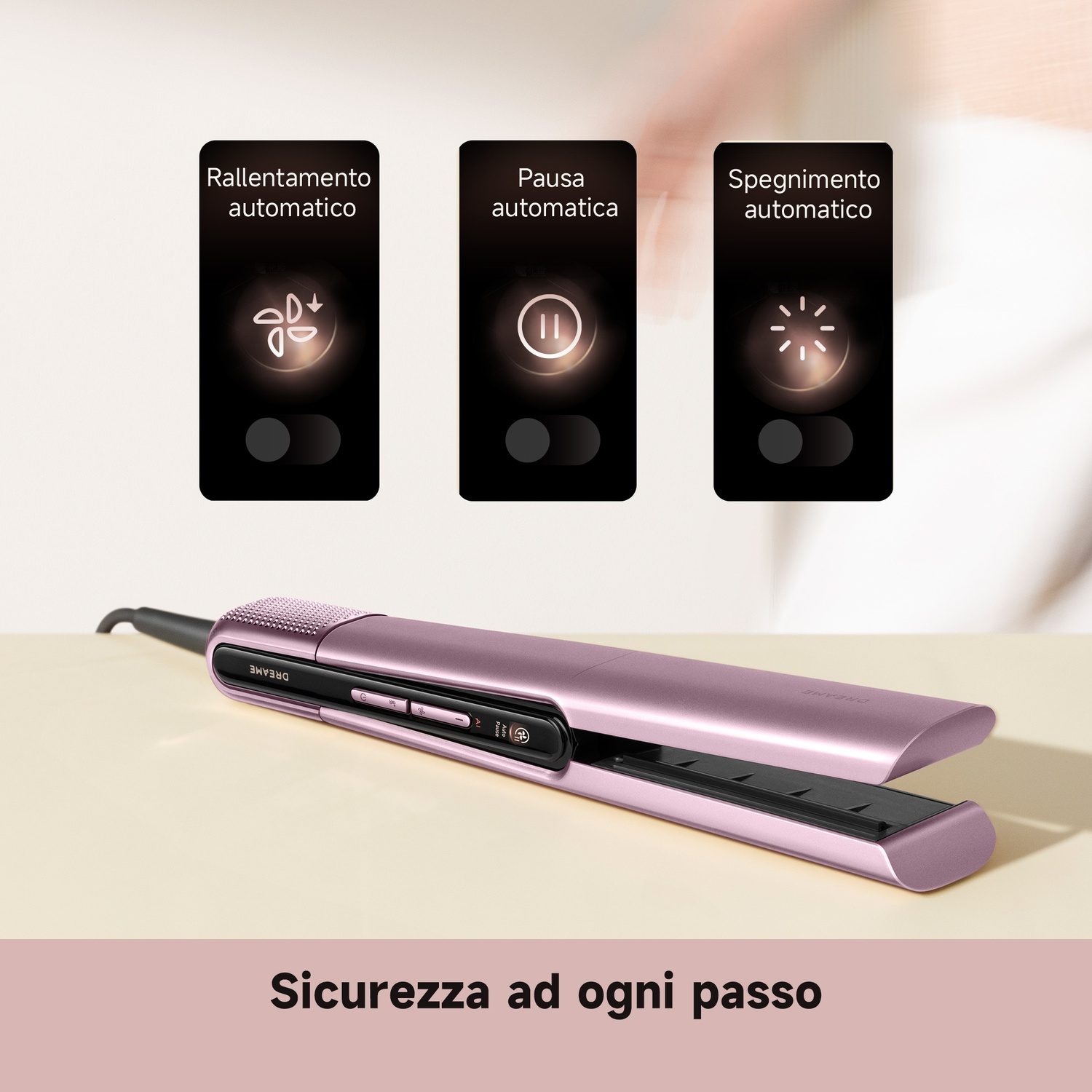 Una piastra per capelli viola su sfondo beige. Tre icone mostrano funzioni automatiche.