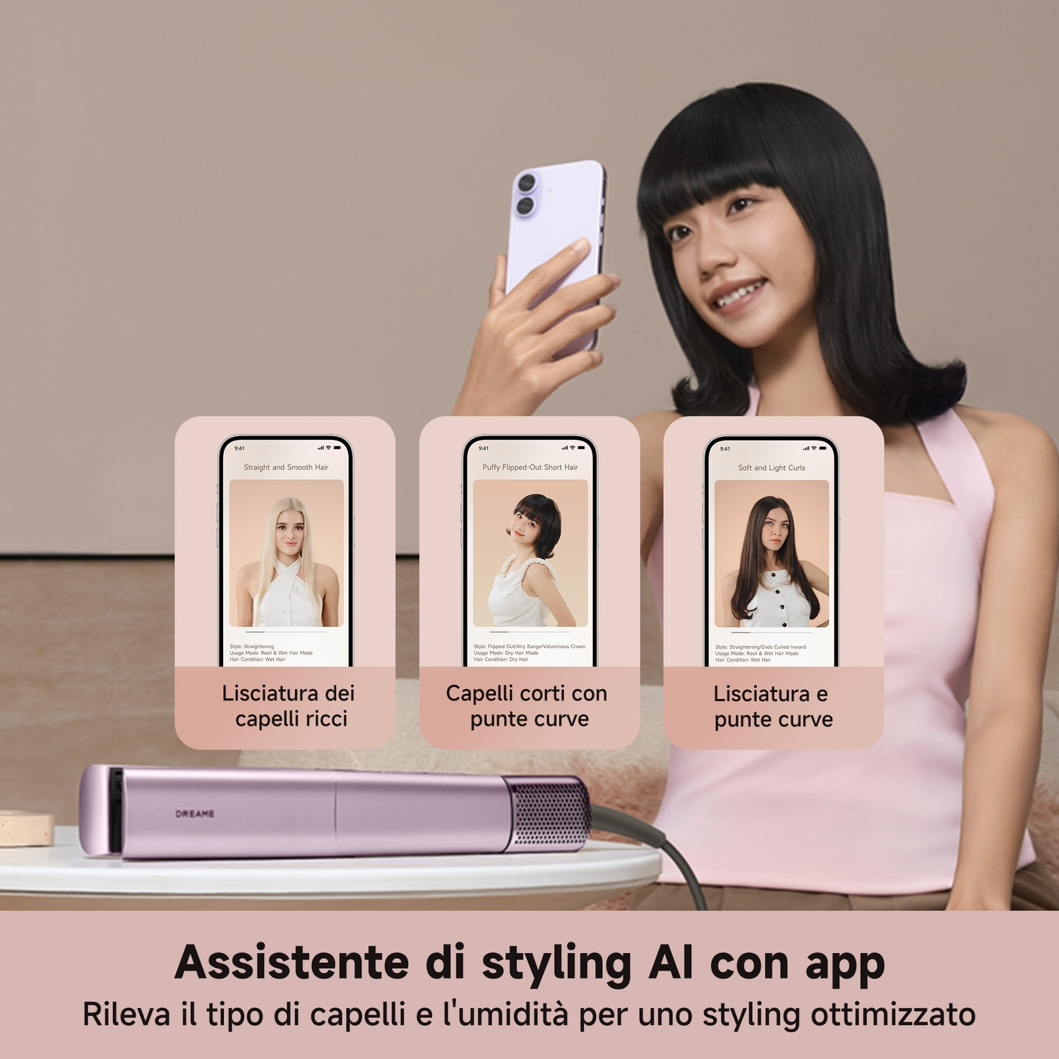 Una donna tiene uno smartphone con schermate di app per capelli. Un dispositivo per lo styling è in primo piano.