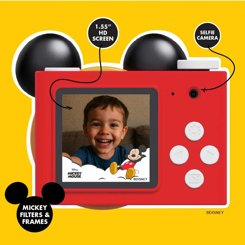Egy piros digitális fényképezőgép Mickey-fülekkel, mosolygó gyermeket mutat.