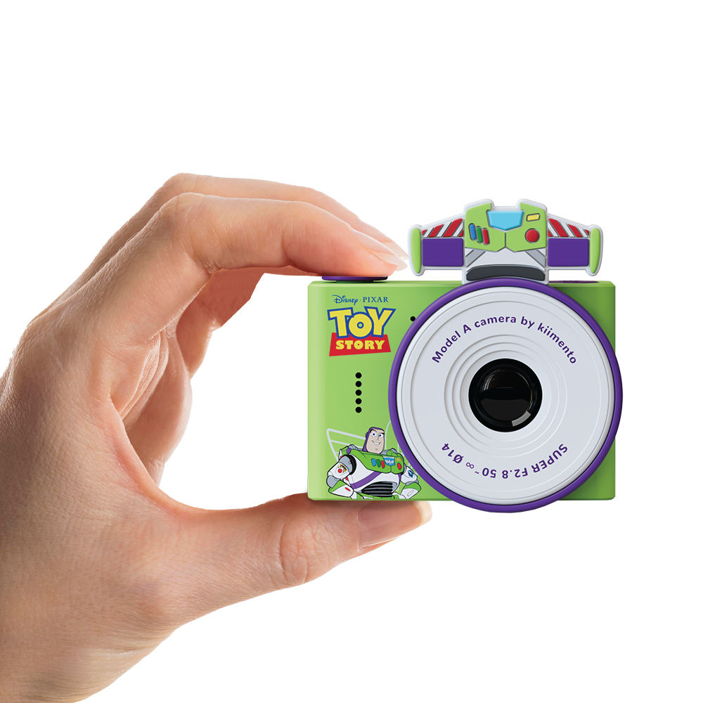 Egy kéz egy zöld Toy Story kamerát tart Buzz Lightyearrel.