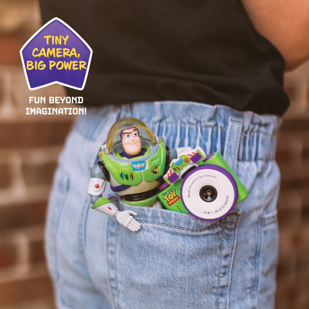 Buzz Lightyear és egy lila kamera van egy farmerzsebben.